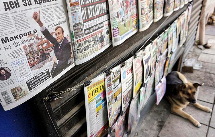 A news kiosk in downtown Sofia, in May 2017. When CPJ traveled to Bulgaria in April 2019 it found that despite being threatened for their work, Bulgaria's investigative journalists are undeterred. (AFP/Nikolay Doychinov)